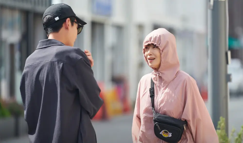 정경호와 전도연이 마주보고 있는 장면