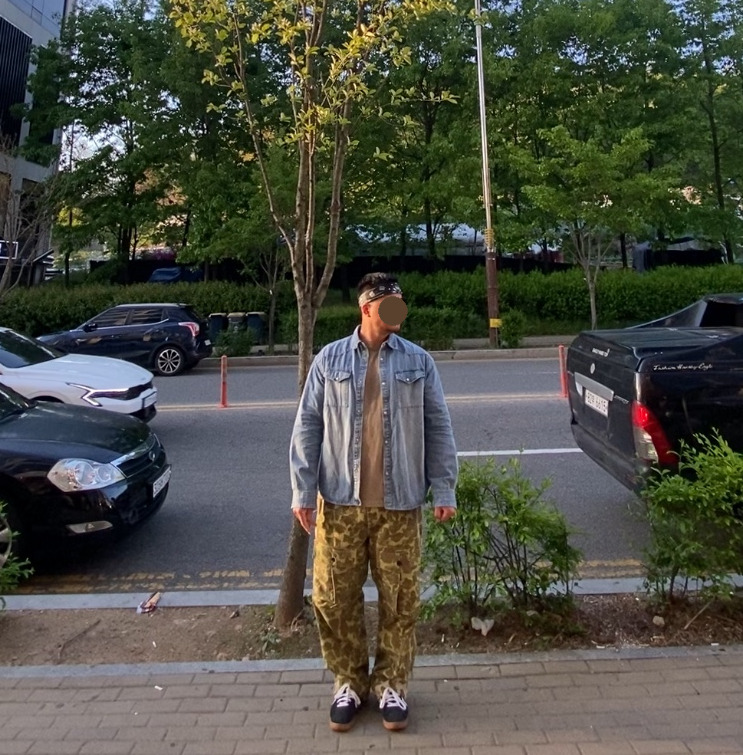데일리룩('26. 5. 4.)하바행크 HAVAHANK 페이슬리 반다나, 디미트리블랙 웨스턴 데님셔츠, 쿨탠다드 티셔츠, 브론슨 M43 덕헌팅 카모 카고팬츠, 컨버스 올스타 스니커즈