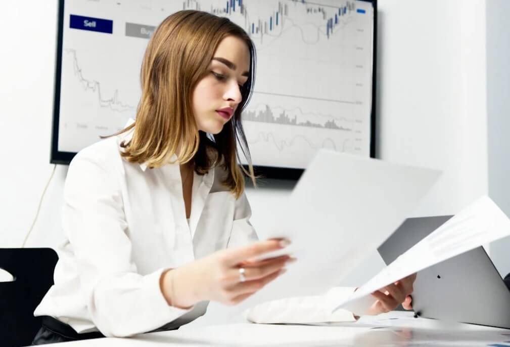 청년이 청년도약계좌와 내일저축계좌를 비교하며 본인 조건에 맞는 상품을 검토하는 모습