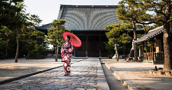 교토 신사에서 기모노를 입은 여자의 모습