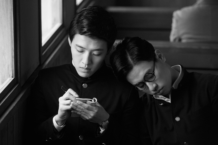 ํ์ ๊ต๋ณต์ ์
๊ณ ์๋ฅผ ์ฐ๋ ๊ฐํ๋๊ณผ ๊ทธ์ ์ด๊นจ์ ๊ธฐ๋ ๋ฐ์ ๋ฏผ(์ก๋ชฝ๊ท)์ ์ํ ๋์ฃผ ๊ฐ์ฑ ๋ช
์ฅ๋ฉด