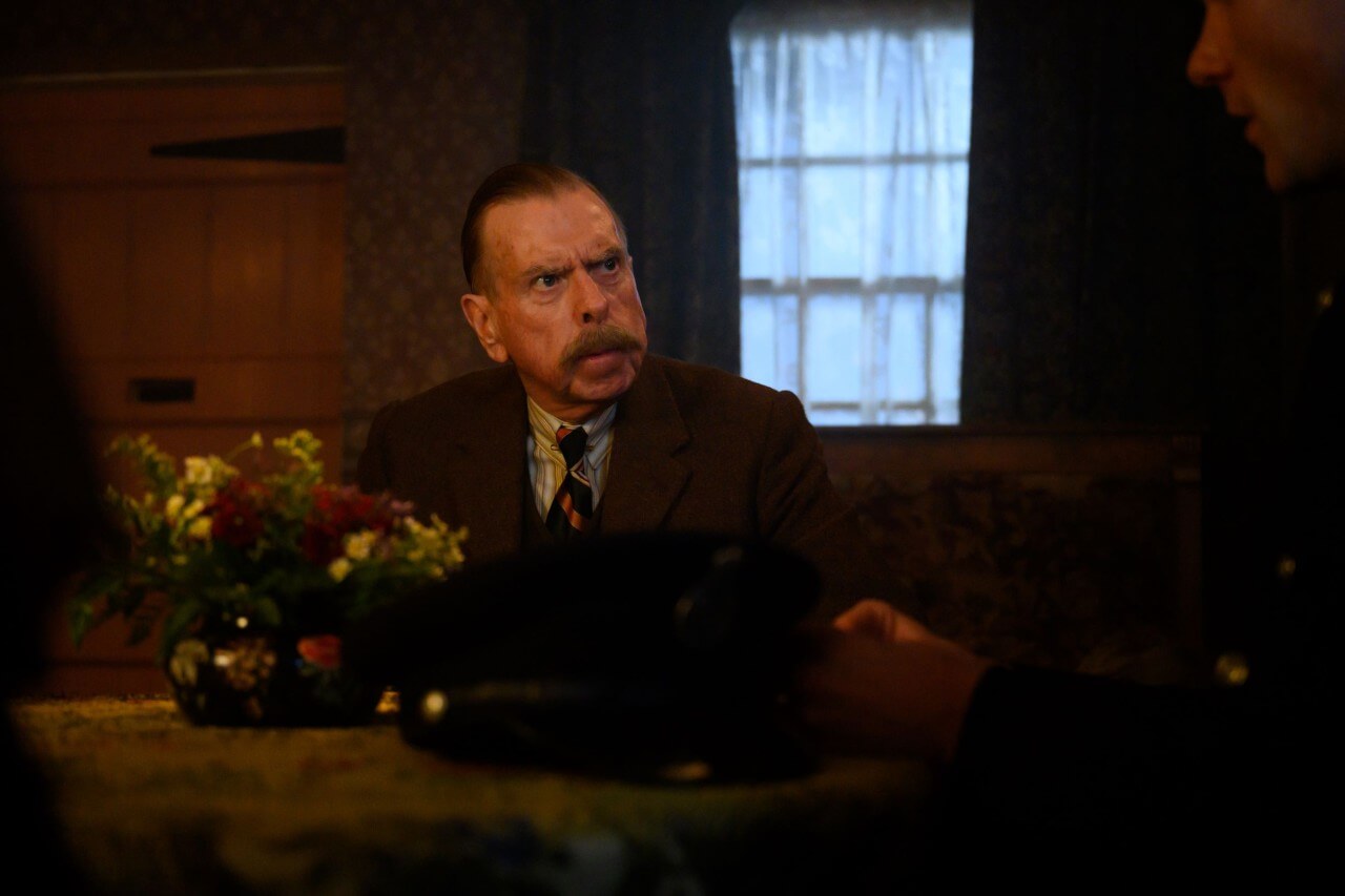 이디스를 억압하고 통제하는 이디스의 아버지