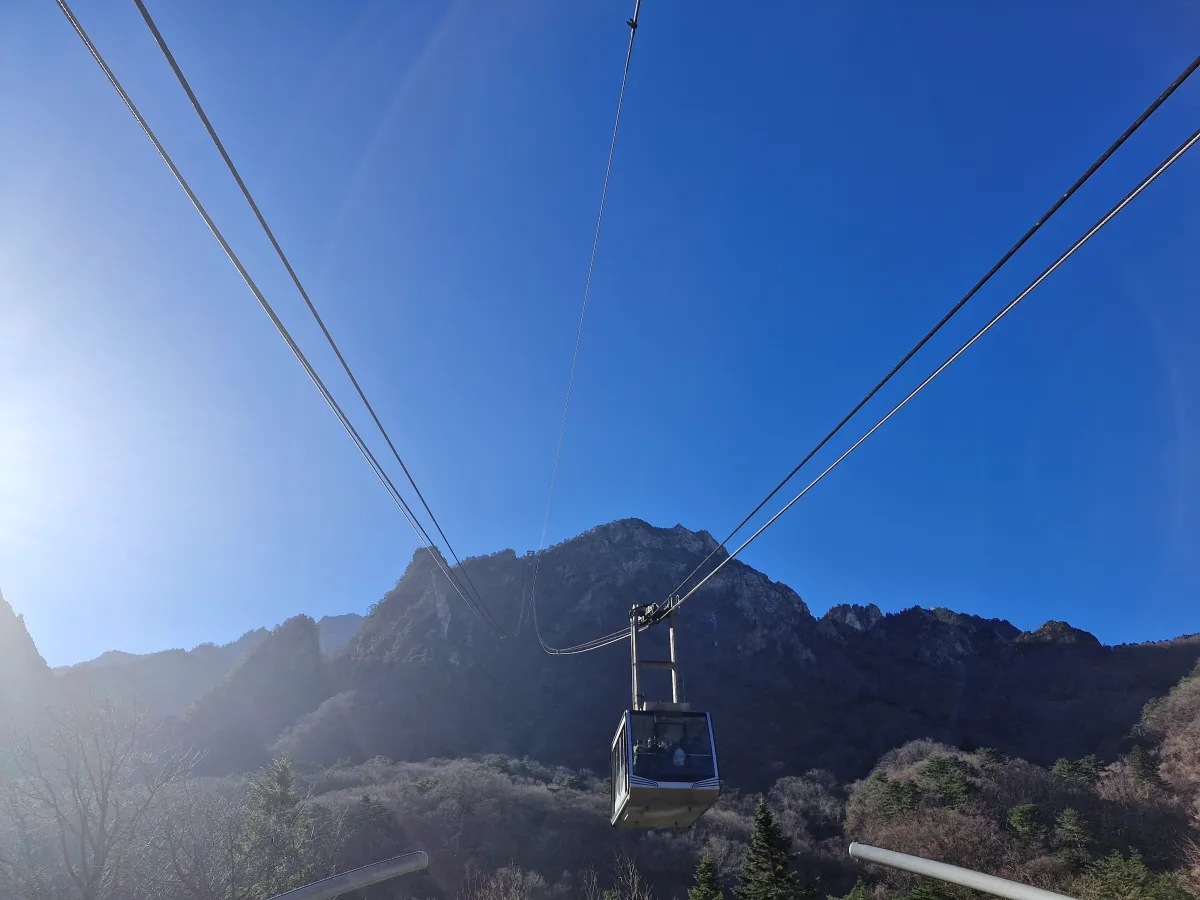 와이어에-걸려있는-케이블카의-모습