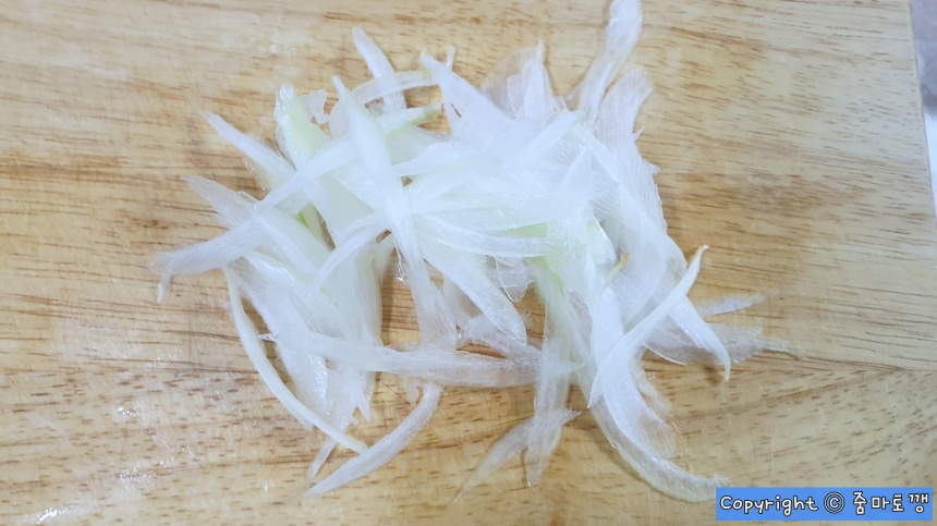 감자칼로-썬-양파