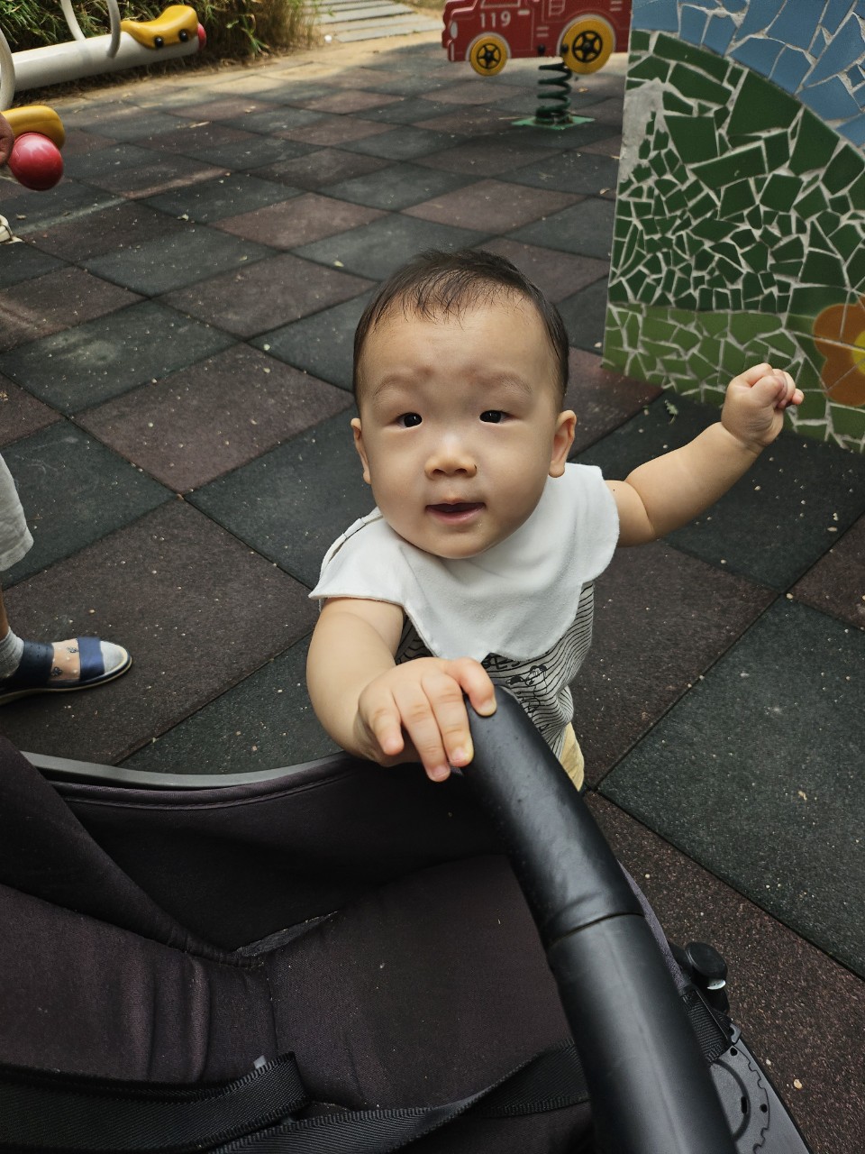 11개월 아기 어린이집에서 바깥놀이 하는 사진