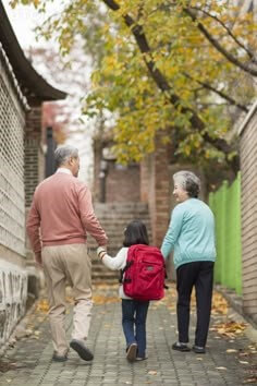 할아버지와-할머니가-학교다녀오는-손녀-손을잡고-골목길을-걸어가는-모습