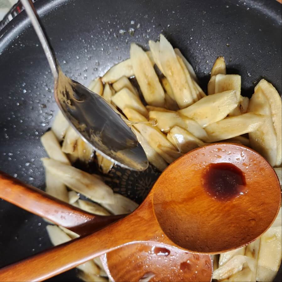 우엉간장장아찌 만드는 법 우엉 간장조림 만드는 법 우엉 간장조림 우엉간장 장아찌 가족을 위한 영양 간식 우엉 간장 떡볶이 우엉채 간장조림 무설탕 무식초로 담은 건강한 밑반찬 우엉 간장장아찌 간장 우엉조림 만들기. 뿌리채소 레시피.