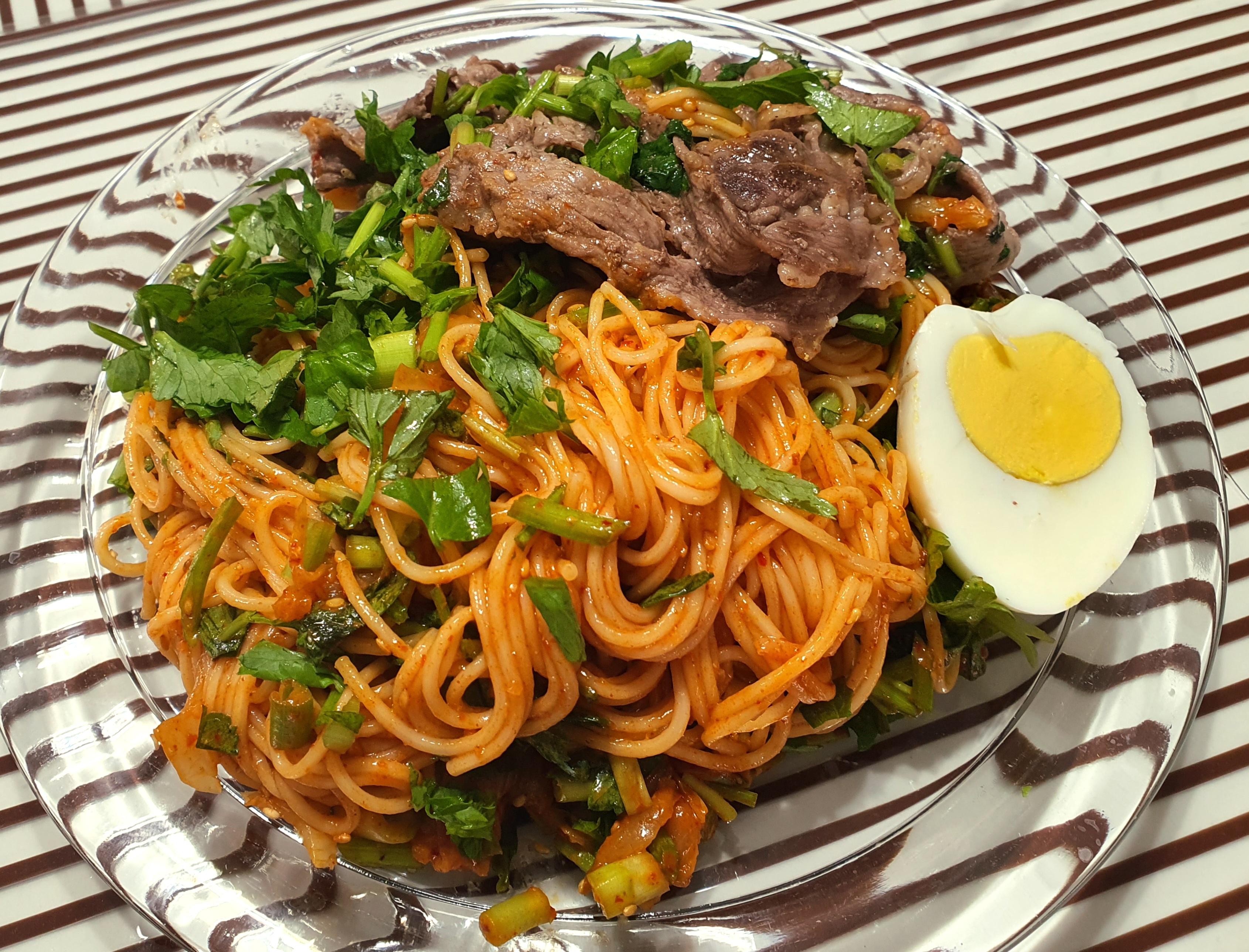 미나리를-곁들인-비빔국수-만들기를-소개합니다.