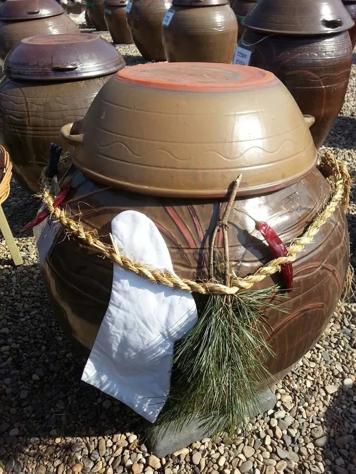 장을 담근 항아리 밖에 버선과 금줄을 걸어놓은 모습.