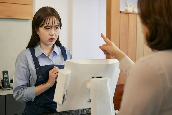 카페에 아이 두고 나간 母...&quot;화장실에 왜 애 혼자 보내!&quot; 알바생에 버럭