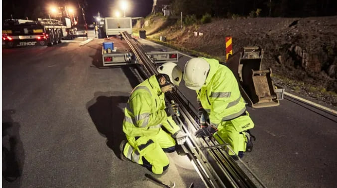 스웨덴, 세계 최초 전기차 주행 중 충전 도로 건설 VIDEO: Sweden is building the world's first permanent electrified road for EVs to charge while driving