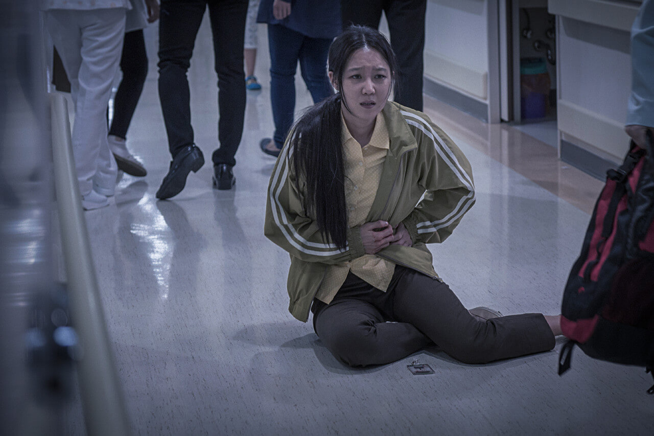 병원에서 쫓겨나는 한매의 장기밀매 상처 속 피가 나는 모습