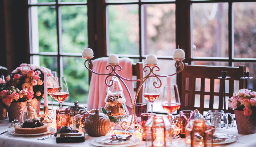 식탁에 음식과 그릇이 있는 사진