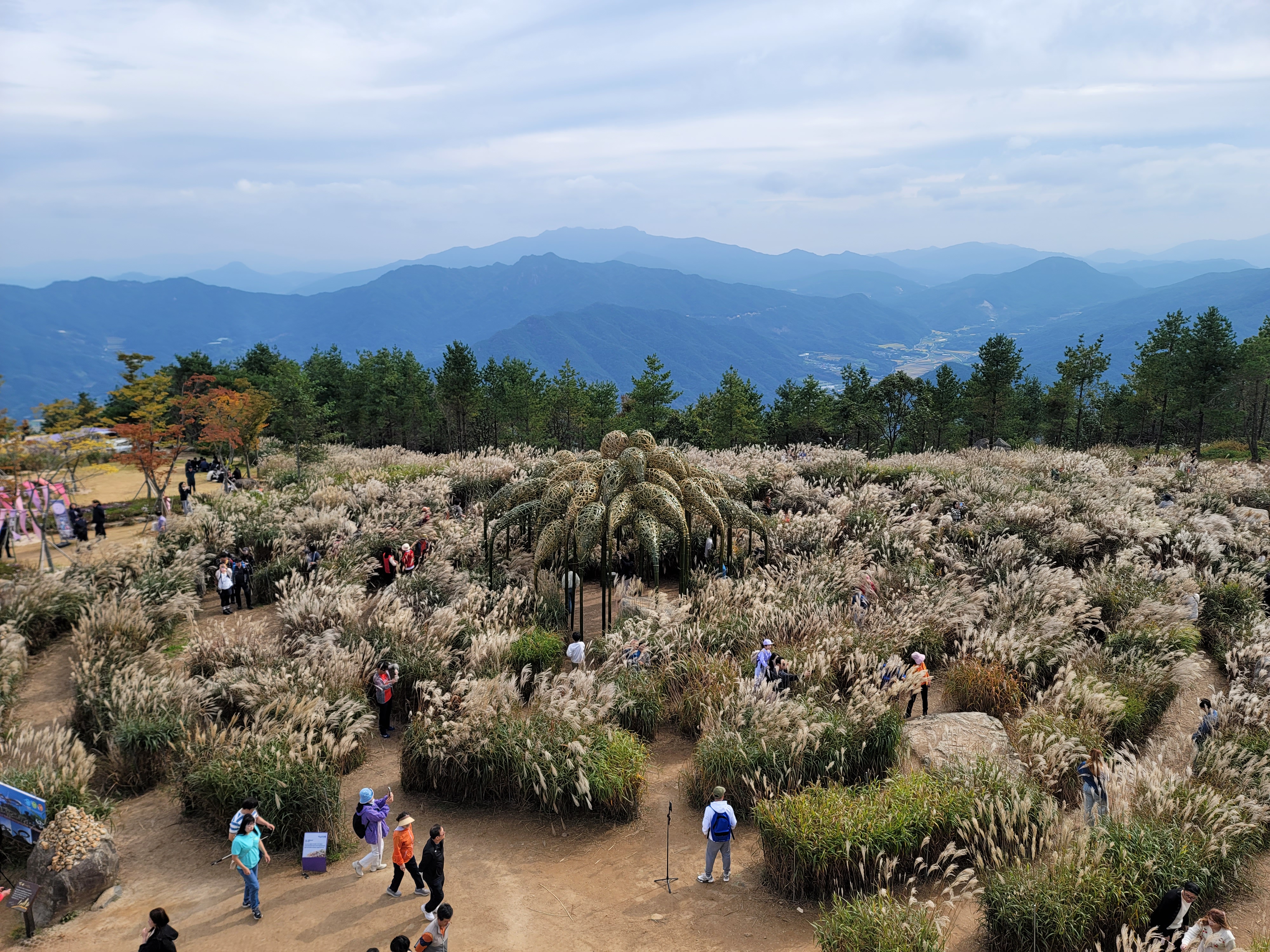 거창 감악산 억새풀과 조형물