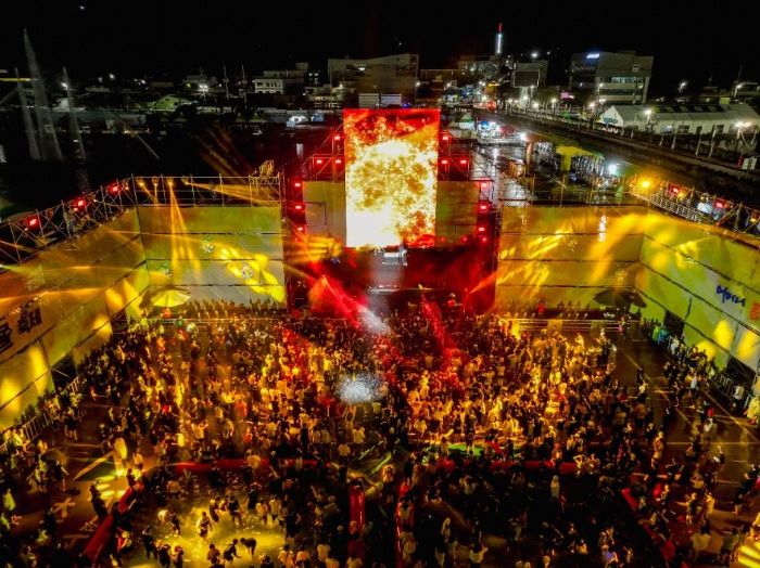 정남진 장흥 물축제 메인 무대에서 밤늦게까지 이어진 EDM 풀파티와 화려한 조명 아래 열광하는 관객들