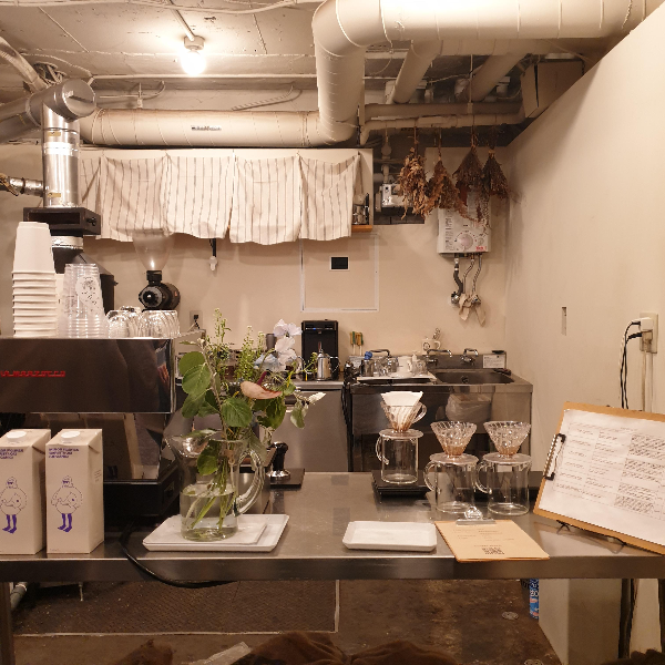 그레이 톤의 카페 내부. 뒤편은 매우 일본스럽다. 추출도구는 하리오 v60