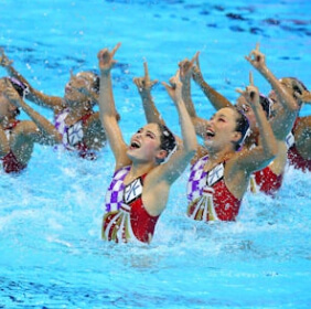 물 속에서 아티스틱 스위밍을 하는 사람들