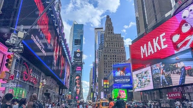 스마트 시티와 블록체인 금융: 미래 도시에서의 경제 시스템 변화