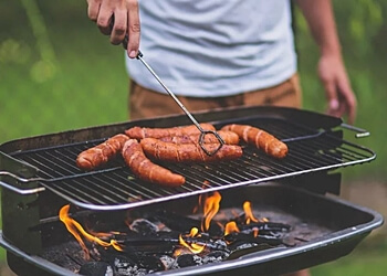 그릴에-소세지-굽는-모습