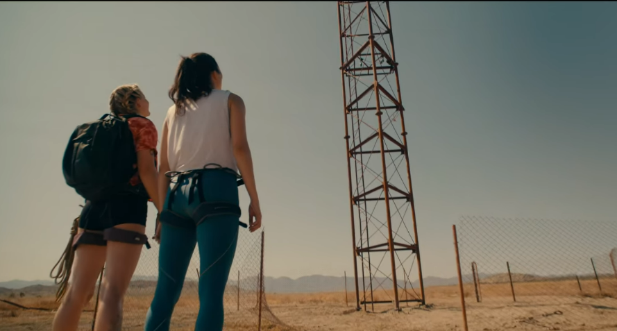 타워 앞에 도착한 두 사람