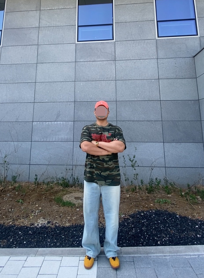 데일리룩('26. 5. 24.)빈티지 오렌지 워싱볼캡, 벤힛 카모 카모플라쥬 티셔츠, 카시오 A-159WGEA 골드, 에러스익셉티드 연청 데님팬츠, 컨버스 올스타 클래식 트레이너