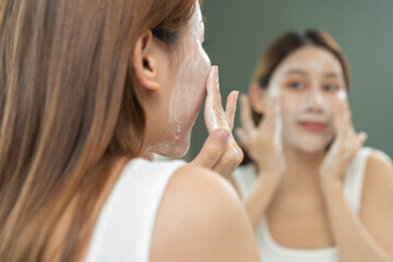 귓볼 몽우리 원인들, 뒤 피지낭종을 아시나요? 귓볼 몽우리는 귀걸이를 오래 착용한 경우 흔히 발생하기 때문에 질환이 있음에도 불구하고 방치하는 분들이 많습니다. 하지만 귓볼에 생긴 혹이 지방종이나 피지낭종과 같은 양성종양일 경우 크기가 커질 수 있다는 점을 고려하여 빠른 시일 내에 제거하는 것이 중요합니다.