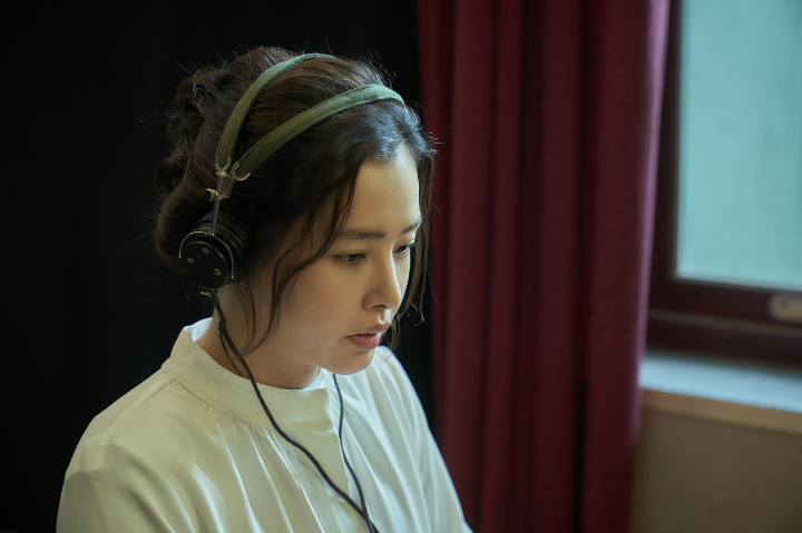 헤드셋을쓰고있는이하늬