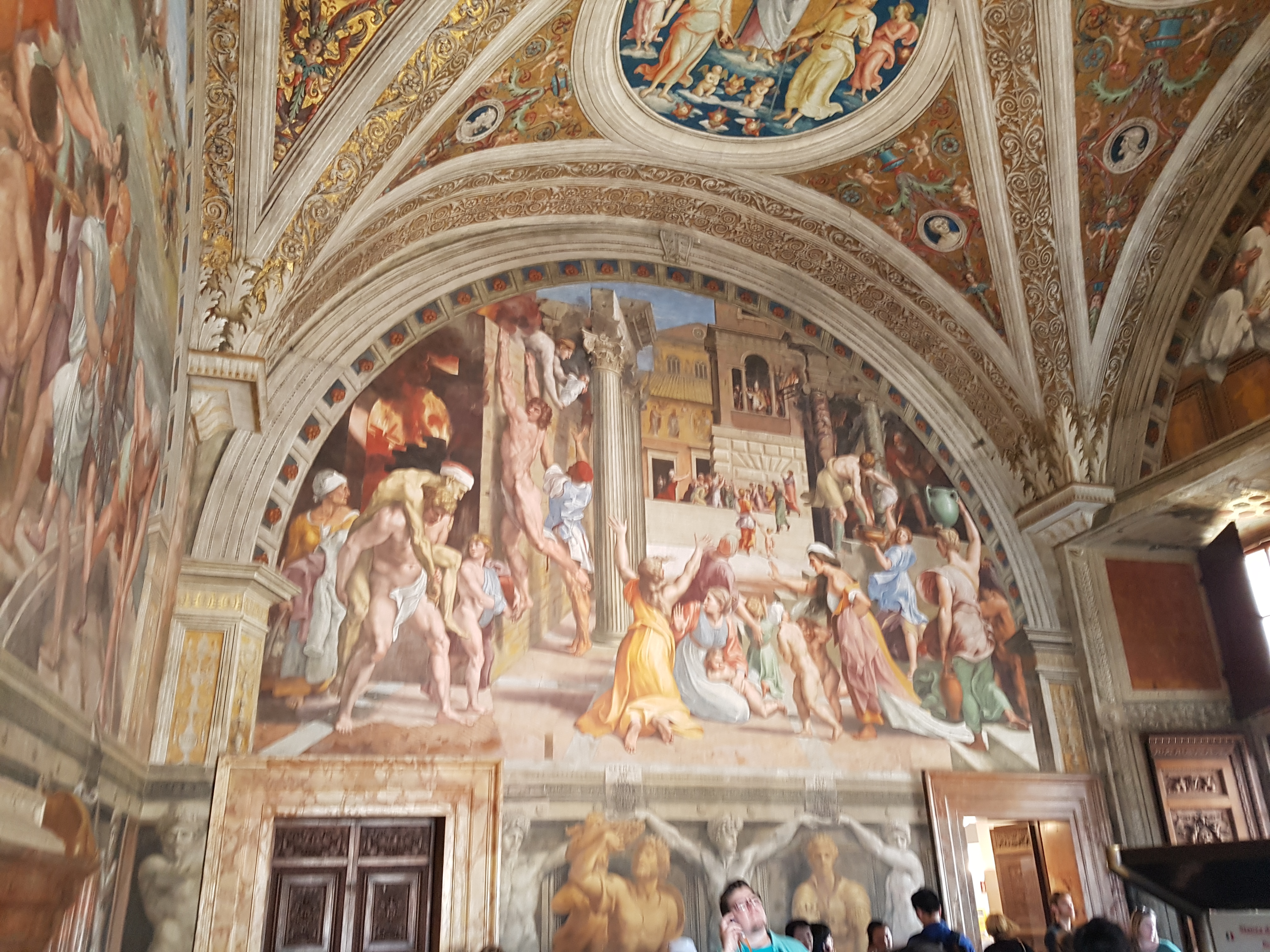 고전 신화와 종교 이야기가 어우러진, 라파엘로의 숨결이 살아있는 바티칸 벽화