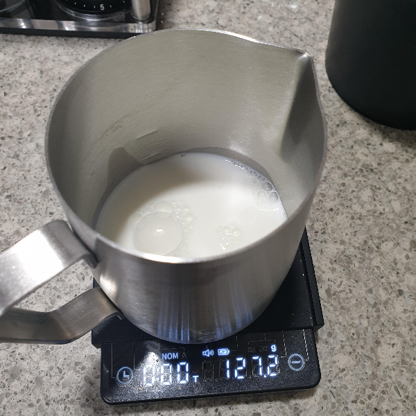 코르타도(Cortado) 레시피: 스페인 커피의 매력 알아보기_우유 준비