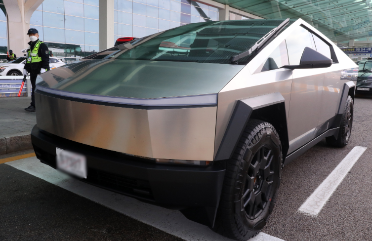 주차된-사이버트럭-사진