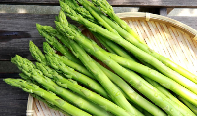바구니에 담긴 아스파라거스