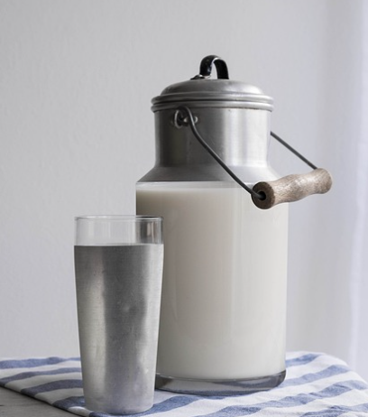 하얀색 우유가 담긴 통과 우유를 담은 유리병