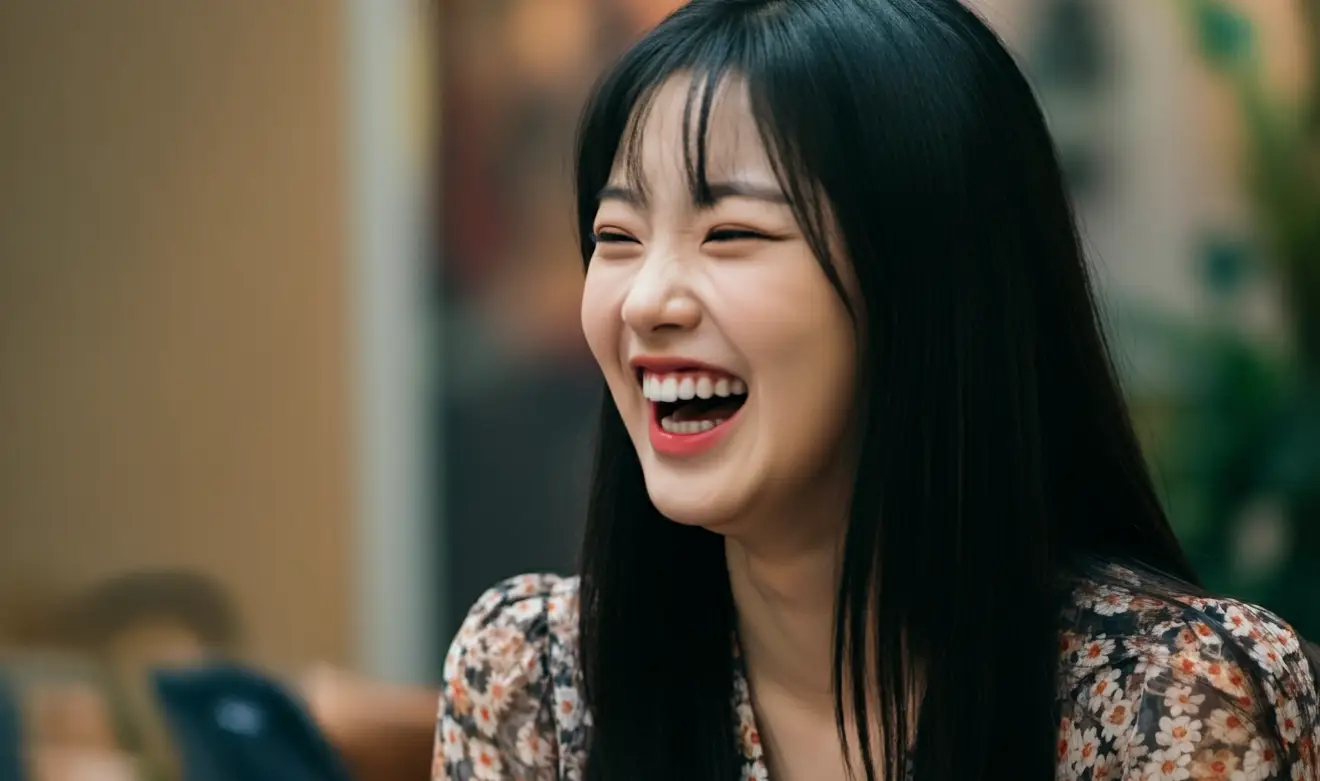 밝게 웃는 여성