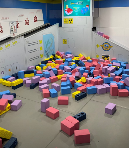 슈퍼윙스-키즈카페-실내공간-설명하는-사진