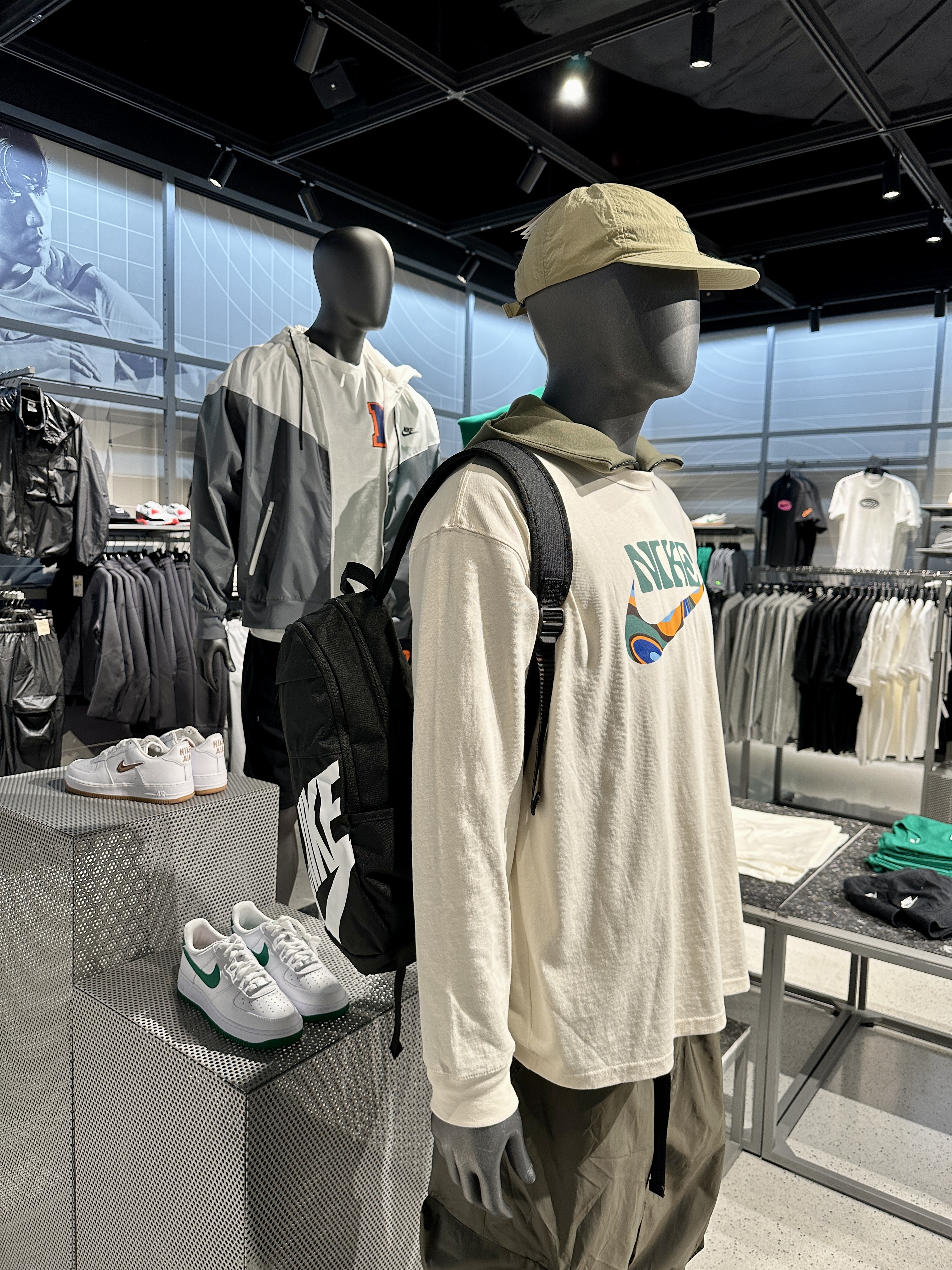 나이키 더현대서울점 의류