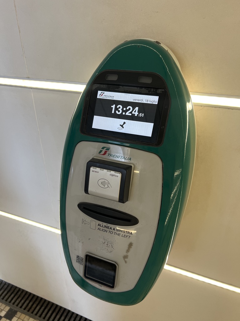 이건 대체 뭘까요? Trenitalia 티켓 초록색 검표기입니다. 몬테로소 마나롤라 티켓
