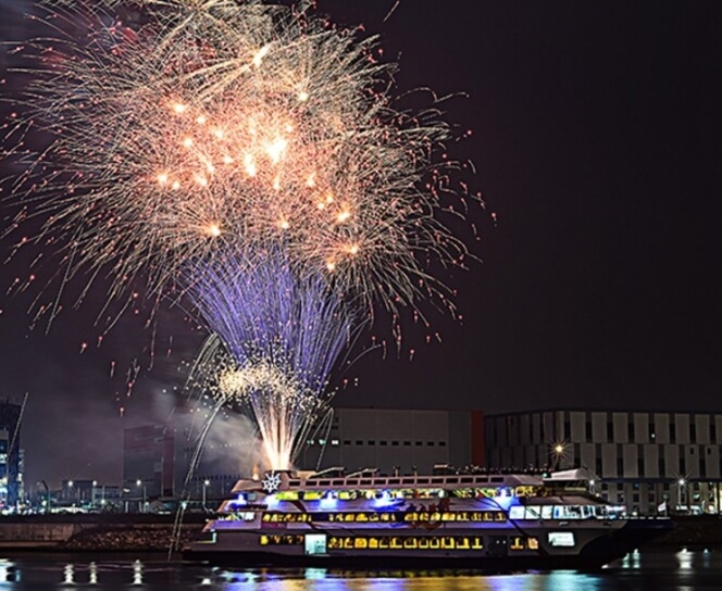 한강디너불꽃크루즈-불꽃-터트리는-모습