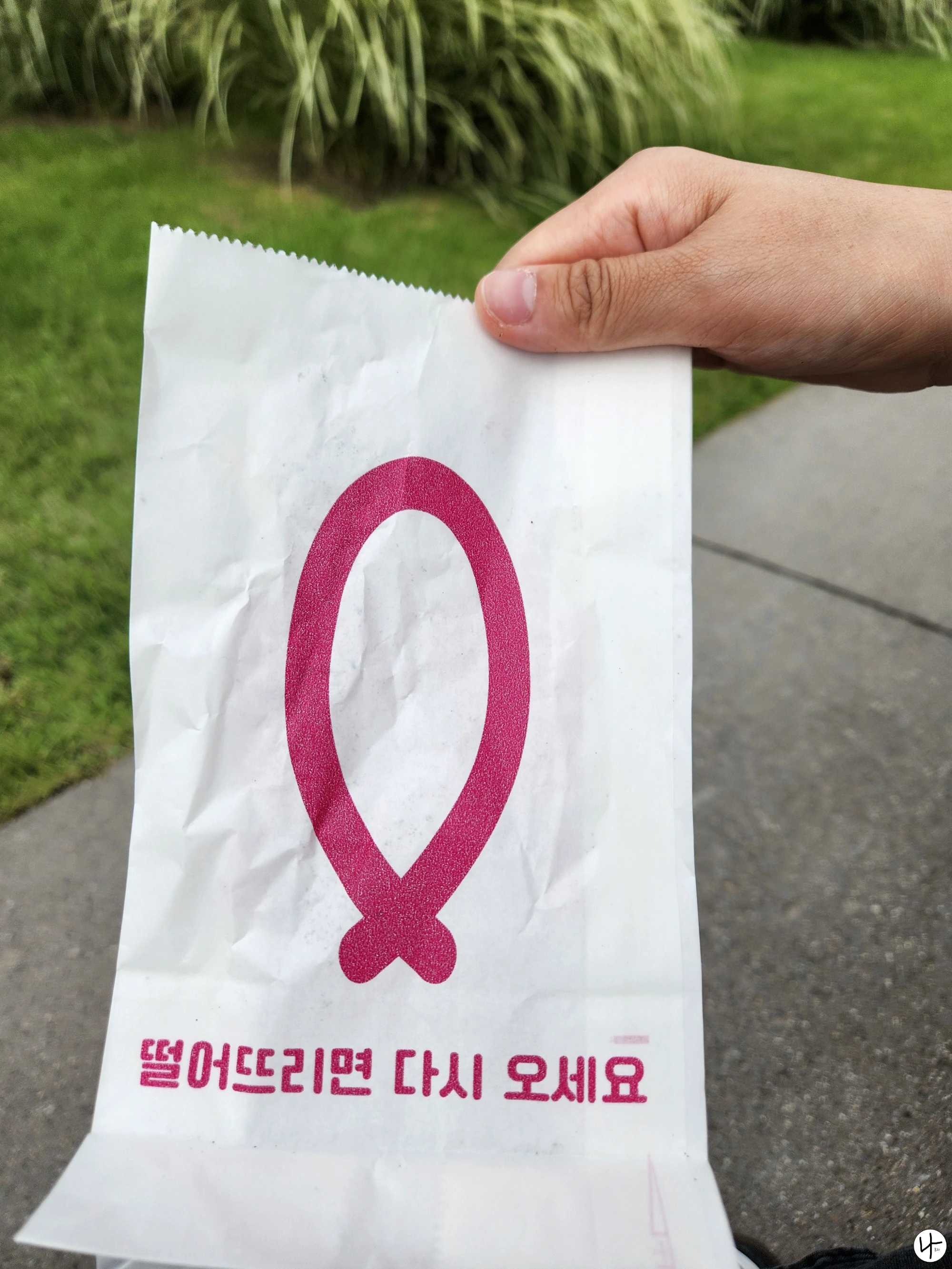 종이포장지-들고있는-남자손