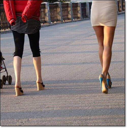 아킬레스건염 원인이 되는 높은 하이힐을 신은 여성