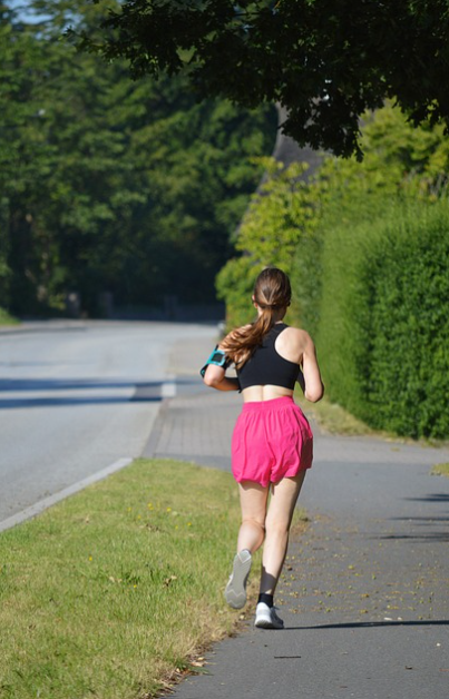 달리기하는 여성