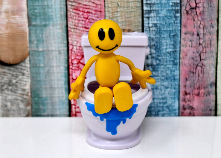 변기에 앉아있는 인형