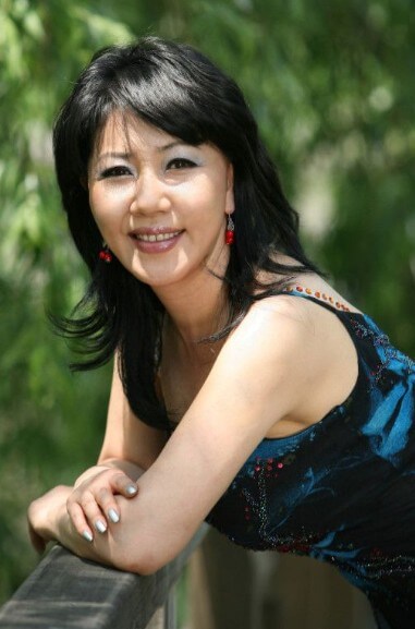 이은하-봄비-가사-코드-악보-이은하가-원피스를-입고-난간에-기댄-사진