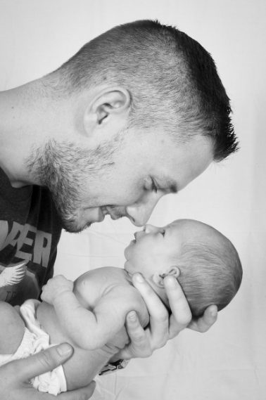 아빠와 신생아 사진