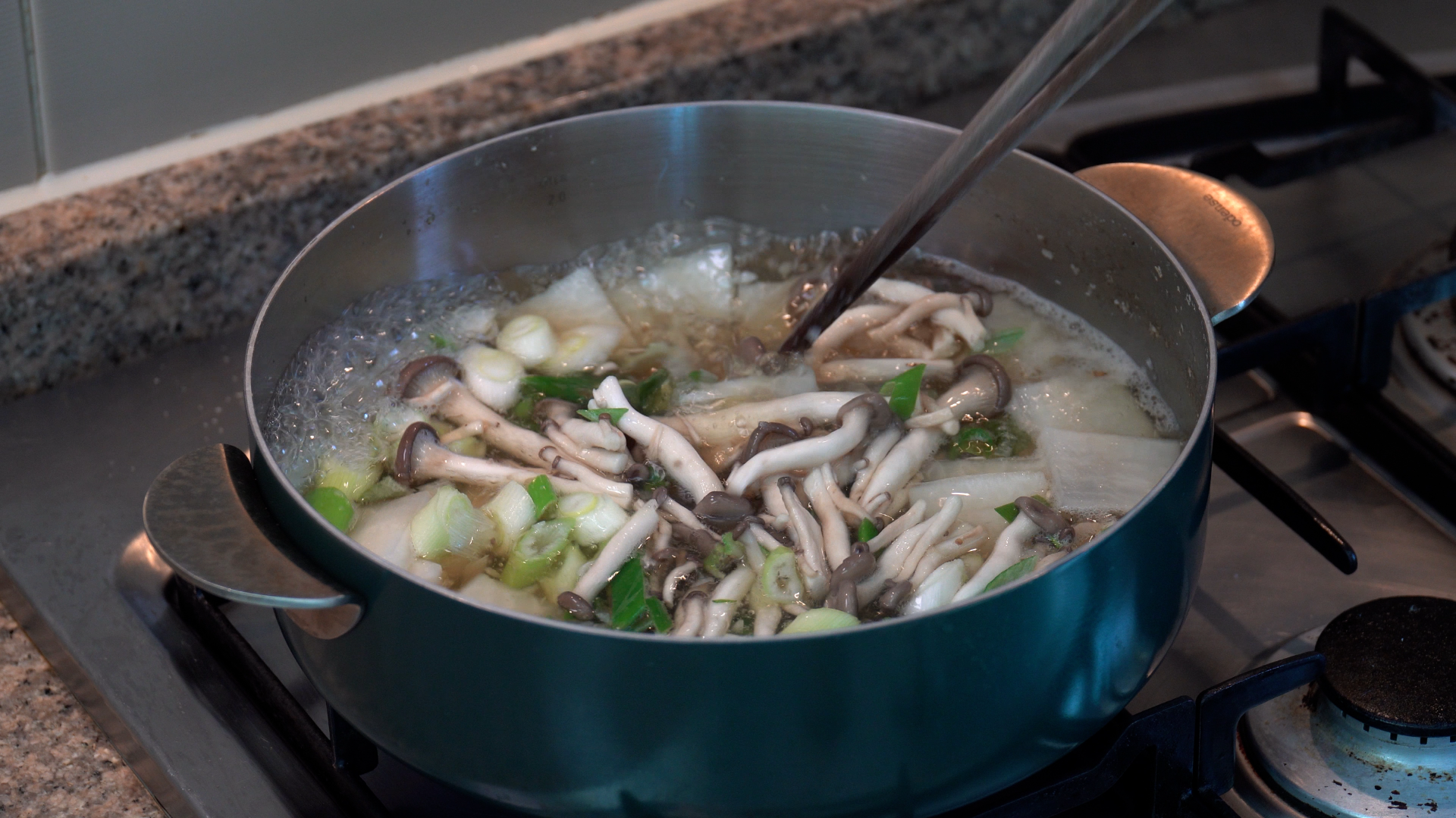 재료 넣고 더 끓여주기