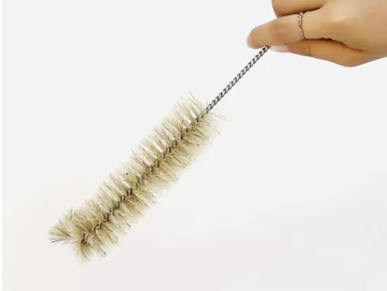 손으로-들고있는-베이지색-솔이달린-병세척솔