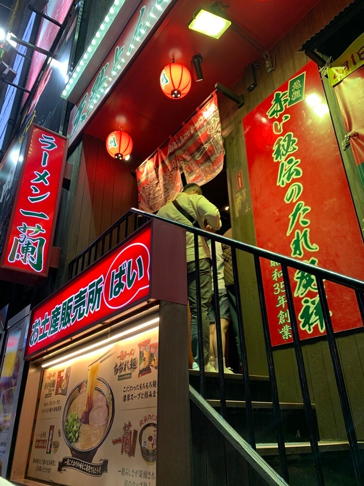 입장하는 계단 위 공간