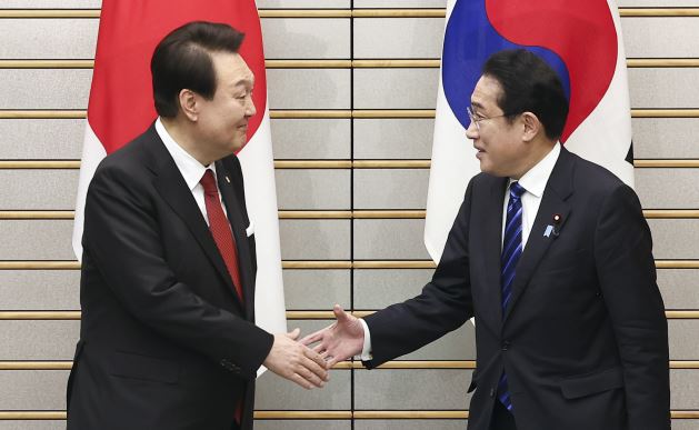 2023-한일정상회담에서-윤석열대통령과-기시다-일본총리가-기념촬영을-하며-악수하고-있다