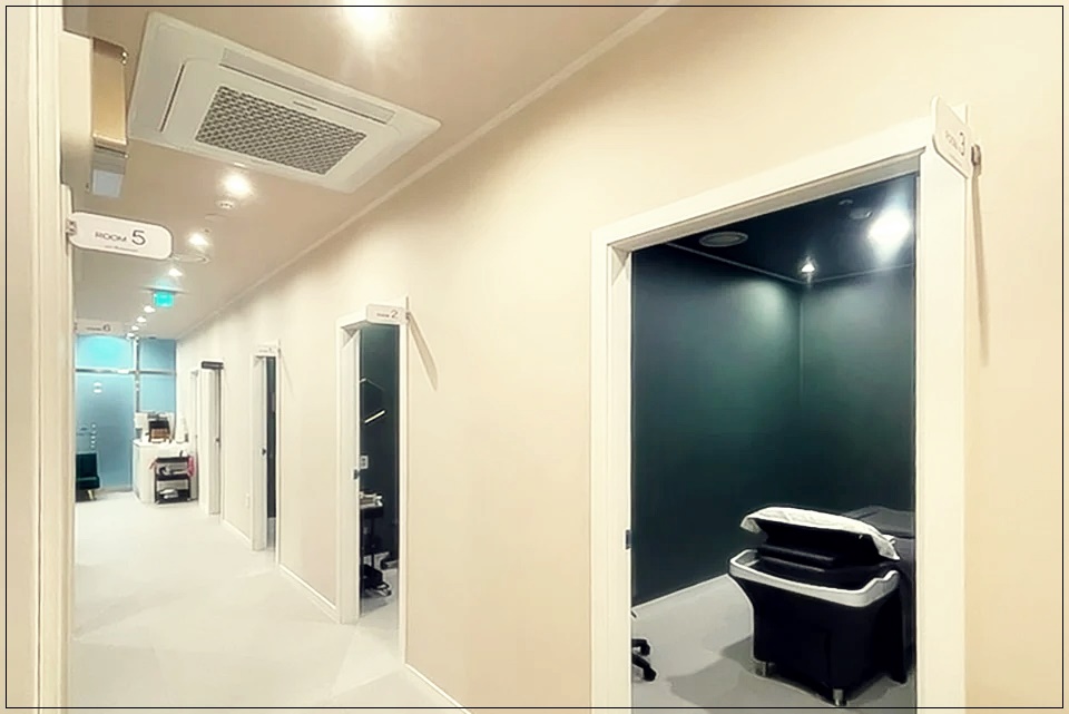 하얀색과 베이지색이 잘 어우러진 깨끗한 복도