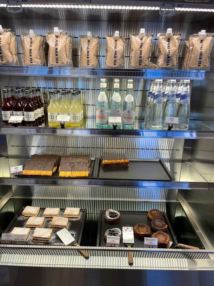 냉장고에-있는-음료-및-빵-종류