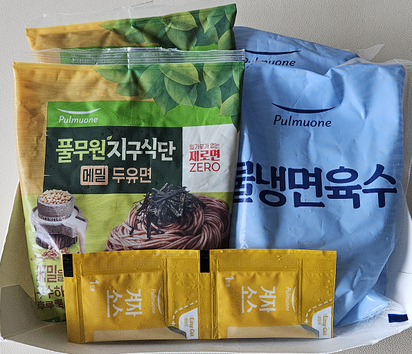 풀무원 두유면 동치미냉면 구성으로 메밀두유면, 물냉면 육수, 겨자소스가 들어 있다
